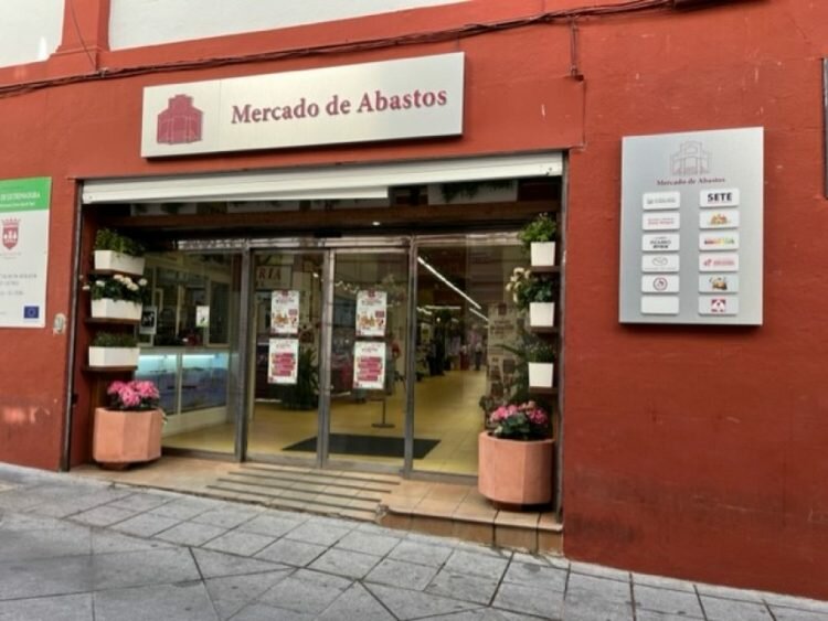 La Asociación Intramuros entrega unos 350 libros para el «puesto» de la Asociación de la Plaza de Abastos